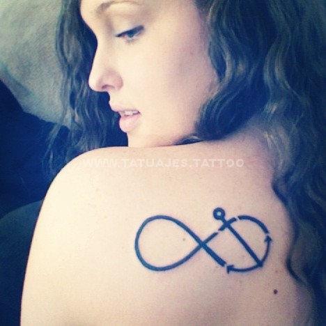 Tatuaje del infinito en el omoplato sexy